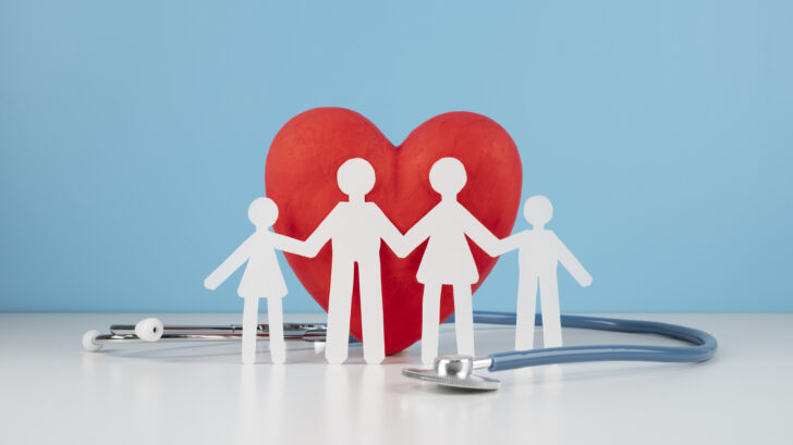 concept-assurance-vie-famille-papier